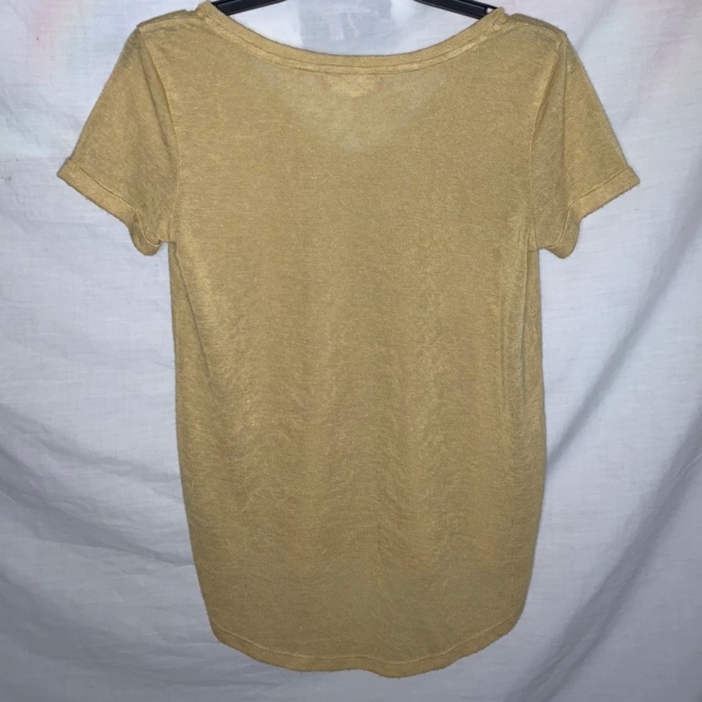 A cute yellow v-neck top☺️